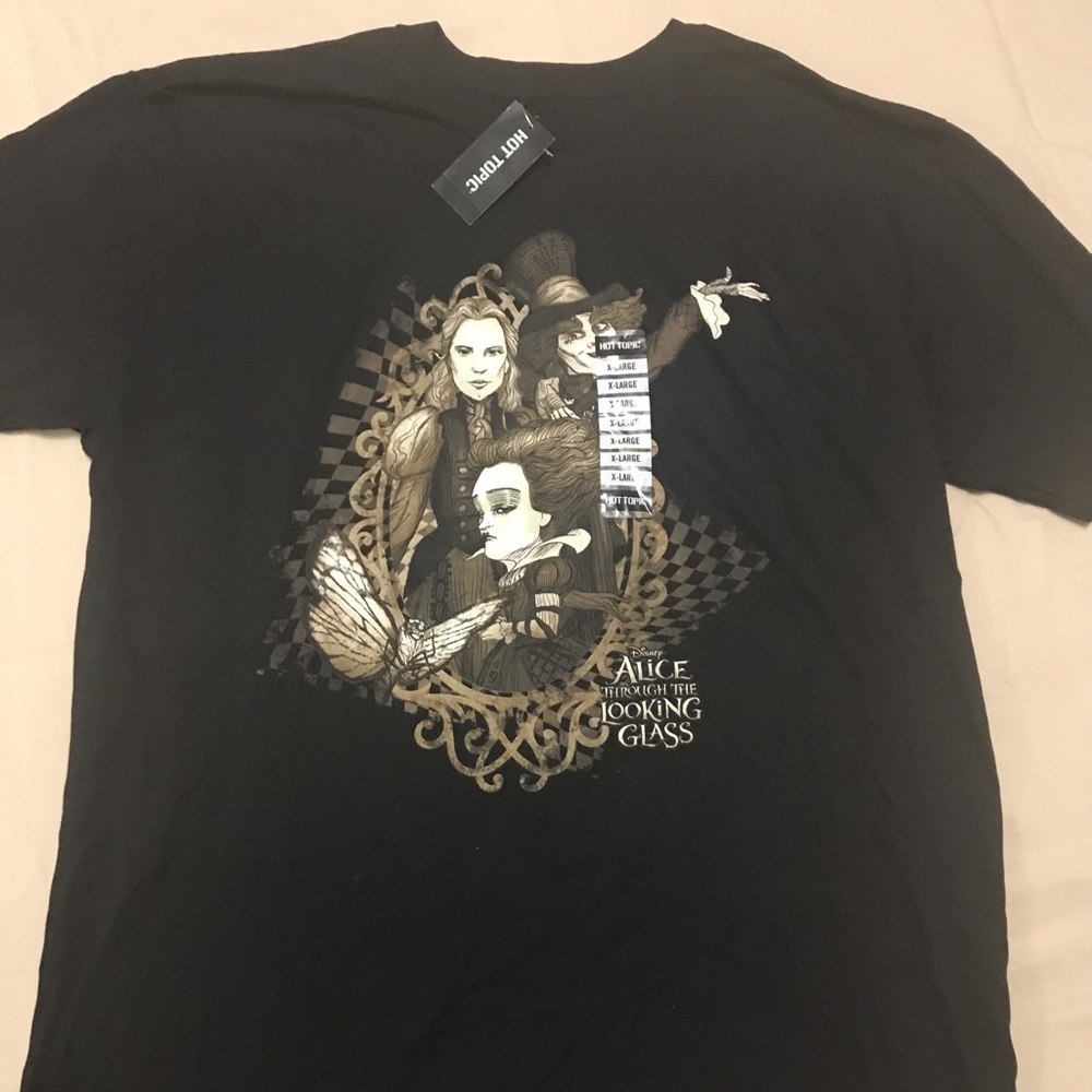 SOLD-V-Hot Topic Alice XL tshirt black